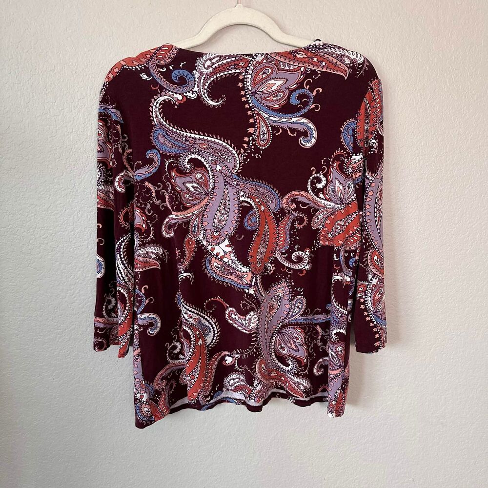 Chico's Paisley V-Neck Top Size 1 US Medium M 3/4 Sleeve Maroon Purple Knit - Picture 2 of 5